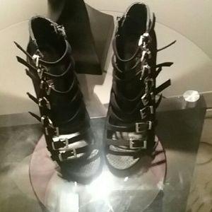 Buckle up black heel